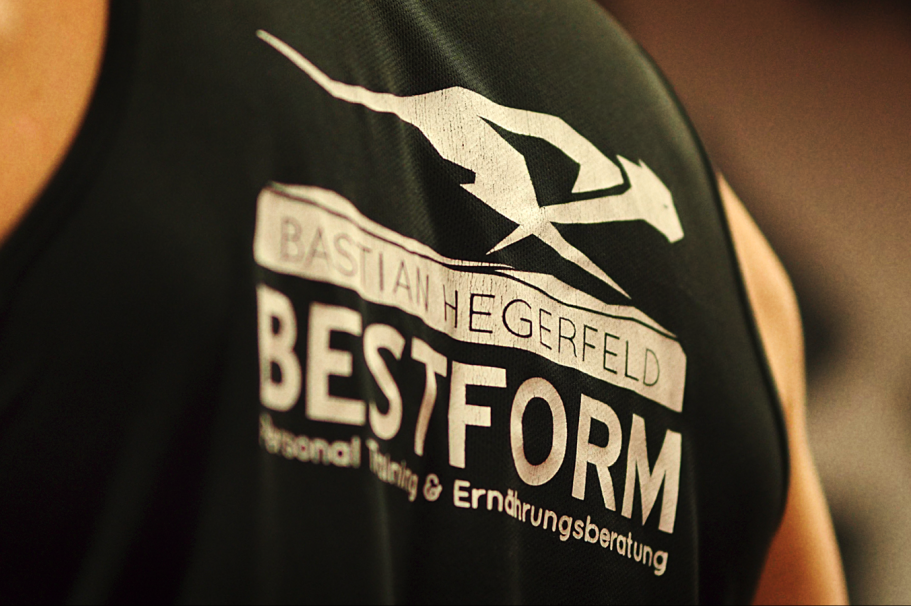 Schwarzes Shirt mit dem Aufdruck "BESTFORM" und einem Logo.