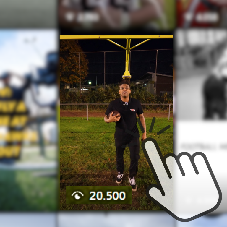 Junger Mann steht auf einem Sportfeld und hält einen Football in der Hand.