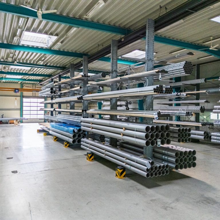 Gestellte Metallrohre in einem Lagerraum mit klarer Struktur.