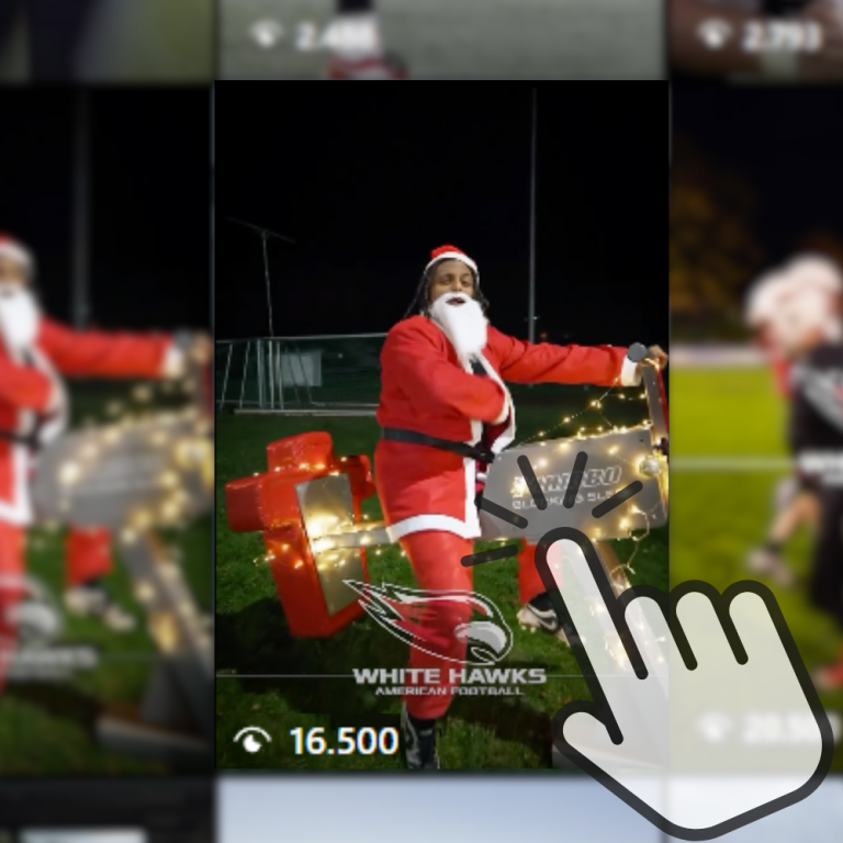 Weihnachtsmann in rotem Anzug posiert vor Geschenken mit Lichtern.